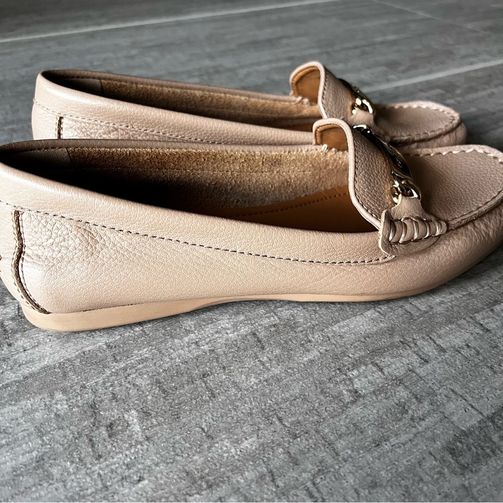 NWOT Coach Olive Women's Beige Leather Moccasin Loafers/ Gold Logo Bar-Size 6.5 - Picture 2 of 7